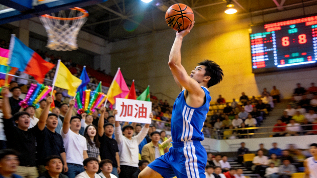 篮球比赛现场球员投篮与观众席画面